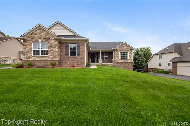 front view picture of 109 Willow Lake Dr, Oxford, MI. 48371