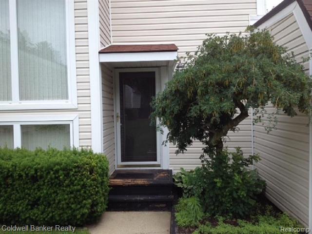 front view picture of 666 Oxford Oaks Ln, Oxford, MI. 48371