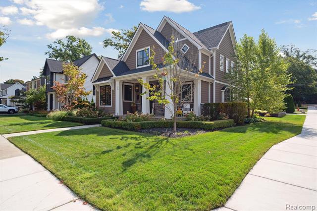 front view picture of 300 Terry Ave, Rochester, MI. 48307