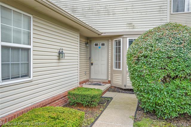 front view picture of 1236 University Dr, Pontiac, MI. 48342