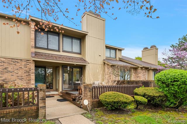 front view picture of 1592 South Hill Cir, Bloomfield Hills, MI. 48304