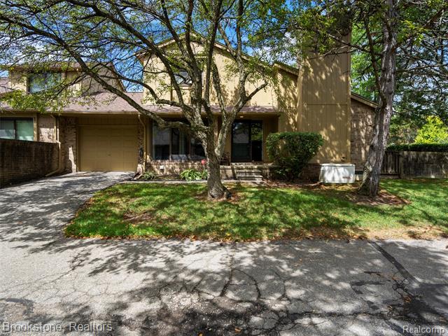 front view picture of 1652 South Hill Cir, Bloomfield Hills, MI. 48304