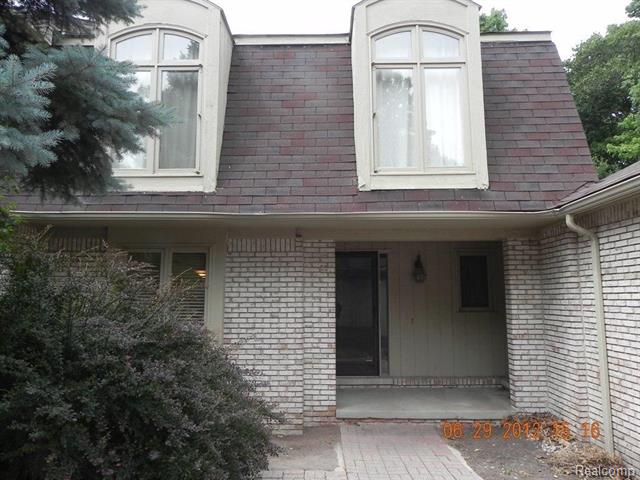 front view picture of 1339 Knollcrest Cir # J-37, Bloomfield Hills, MI. 48304