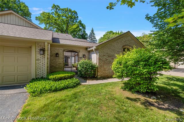front view picture of 1461 Woodglen Ln # G-28, Bloomfield Hills, MI. 48304