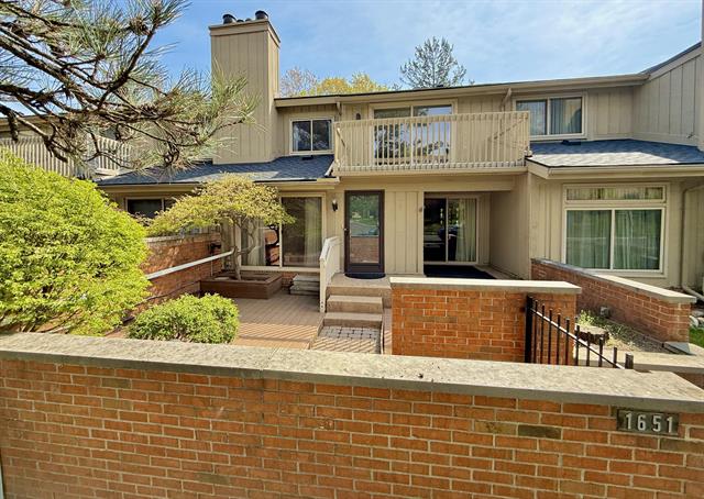 front view picture of 1651 S Hill Blvd, Bloomfield Hills, MI. 48304