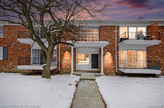 front view picture of 426 Fox Hills Dr N # A-1, Bloomfield Hills, MI. 48304