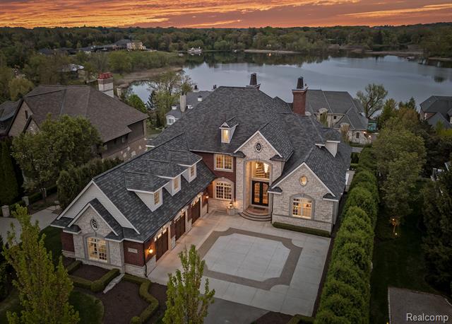 front view picture of 2750 Turtle Bluff Dr, Bloomfield Hills, MI. 48302