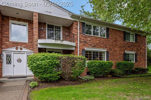 front view picture of 1711 Huntingwood Ln Apt A, Bloomfield Hills, MI. 48304