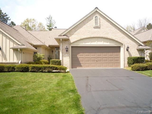 front view picture of 2483 Hickory Glen Dr, Bloomfield Hills, MI. 48304