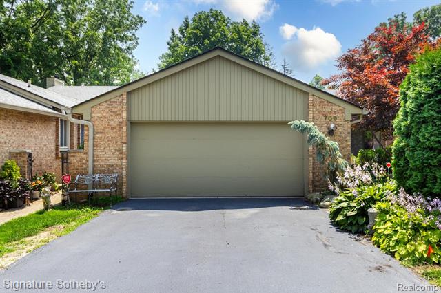 front view picture of 709 Arbor Ct, Bloomfield Hills, MI. 48304