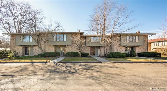 front view picture of 386 Concord Pl, Bloomfield Hills, MI. 48304