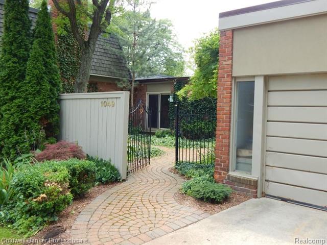 front view picture of 1049 Stratford Ln, Bloomfield Hills, MI. 48304
