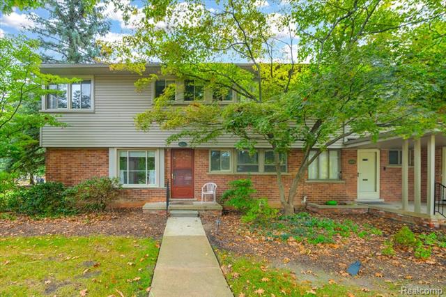front view picture of 1076 Stratford Ln, Bloomfield Hills, MI. 48304