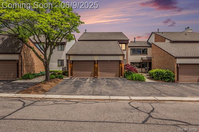 front view picture of 4483 Laurel Club Cir Apt 23, West Bloomfield, MI. 48323