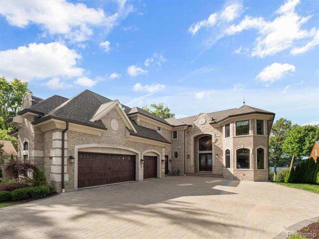 front view picture of 5820 Lakeview Ave, West Bloomfield, MI. 48323