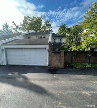 front view picture of 165 E Long Lake Rd, Bloomfield Hills, MI. 48304