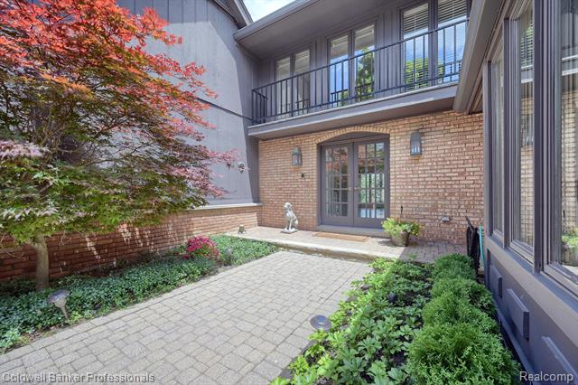 front view picture of 1875 Pine Ridge Ln, Bloomfield Hills, MI. 48302