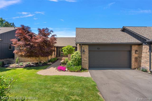 front view picture of 1954 Pine Ridge Ct, Bloomfield Hills, MI. 48302