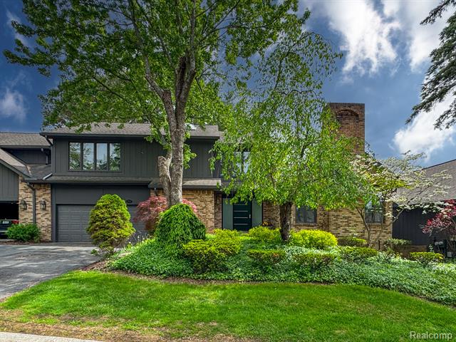 front view picture of 1915 Pine Ridge Ln, Bloomfield Hills, MI. 48302