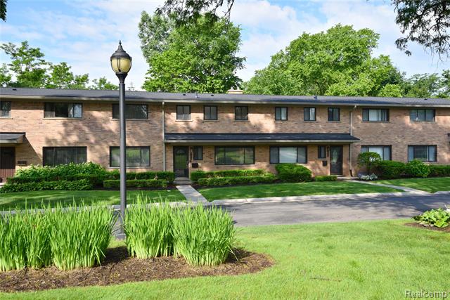 front view picture of 142 E Hickory Grove Rd Unit 3, Bloomfield Hills, MI. 48304