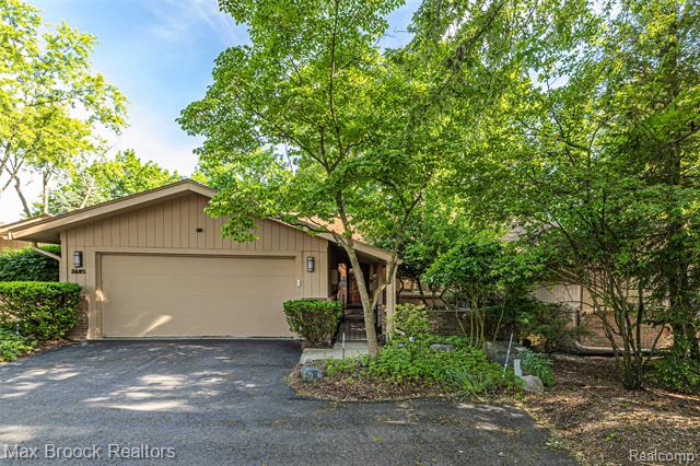 front view picture of 3685 Quail Hollow Dr, Bloomfield Hills, MI. 48302
