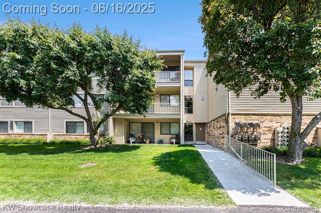 front view picture of 3835 Lone Pine Rd Apt 303, West Bloomfield, MI. 48323