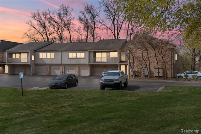 front view picture of 3925 Lone Pine Rd # 200, West Bloomfield, MI. 48323