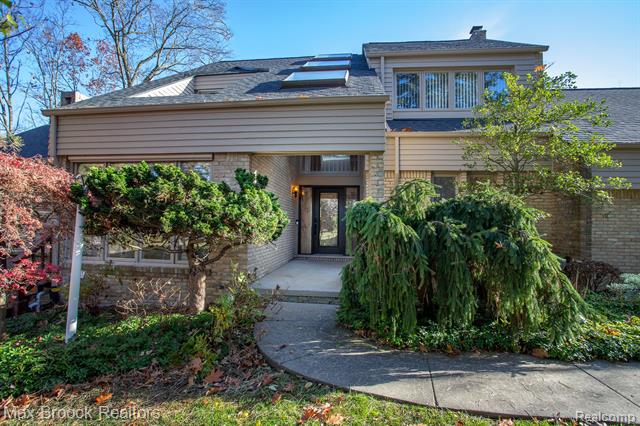 front view picture of 5056 Mirror Lake Ct, West Bloomfield, MI. 48323