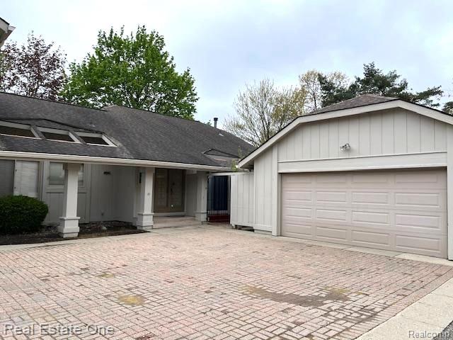 front view picture of 1797 Golf Ridge Dr, Bloomfield Hills, MI. 48302