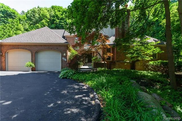 front view picture of 41 Vaughan Ridge Rd, Bloomfield Hills, MI. 48304