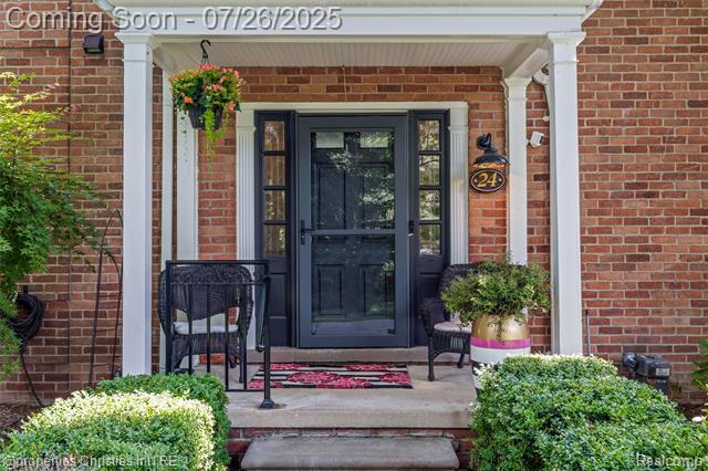 front view picture of 24 Barbour Ln, Bloomfield Hills, MI. 48304