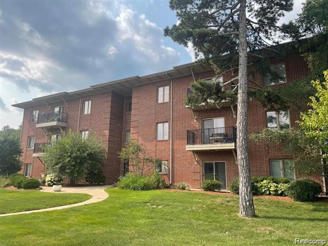 front view picture of 2725 E Maple Rd, Birmingham, MI. 48009
