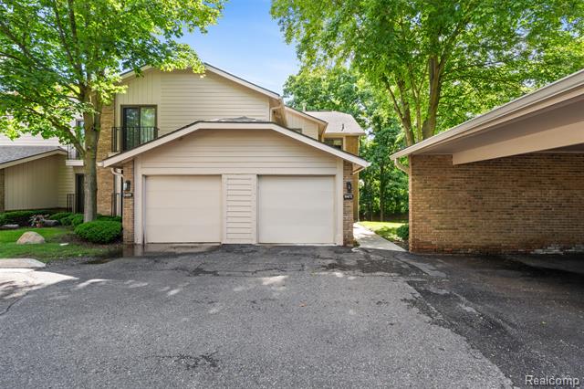 front view picture of 6471 Maple Hills Dr, Bloomfield Hills, MI. 48301