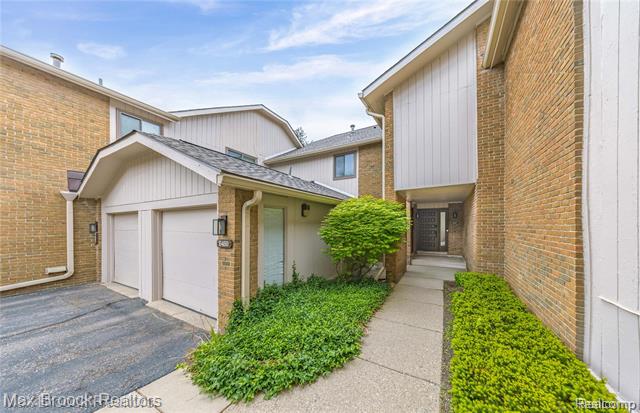 front view picture of 6487 Maple Hills Dr, Bloomfield Hills, MI. 48301