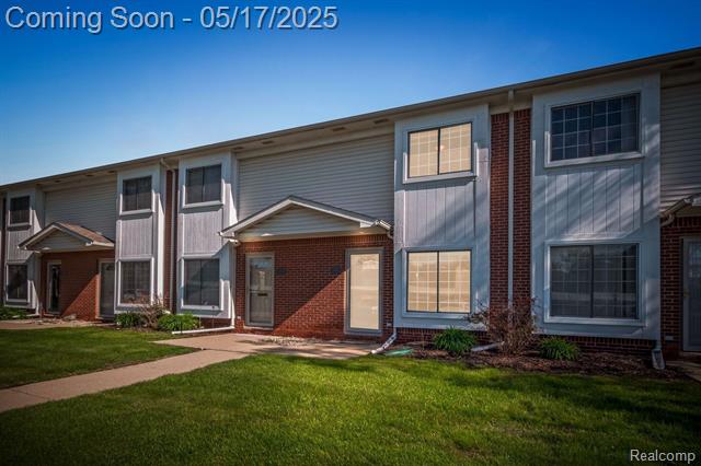 front view picture of 4961 Crooks Rd, Royal Oak, MI. 48073