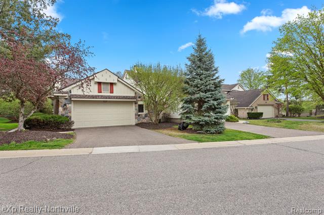 front view picture of 7387 Simsbury Dr, West Bloomfield, MI. 48322
