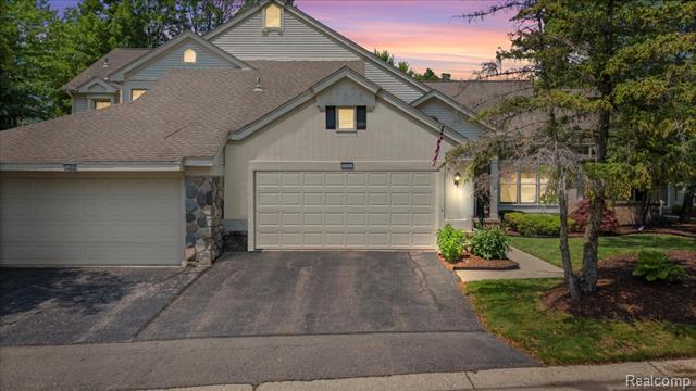 front view picture of 7570 Danbury Cir, West Bloomfield, MI. 48322