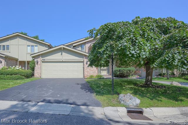 front view picture of 2189 Colony Club Ct, West Bloomfield, MI. 48322