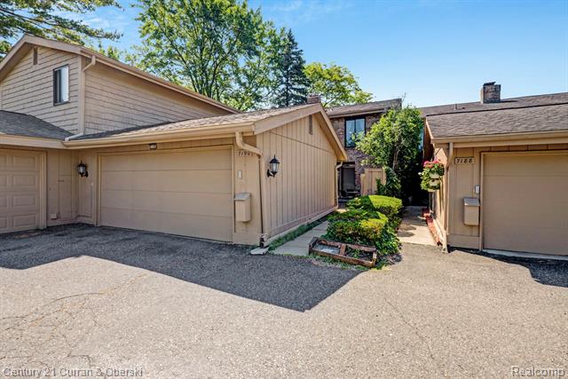 front view picture of 7190 Pebble Park Dr, West Bloomfield, MI. 48322