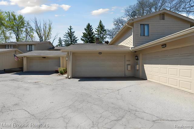 front view picture of 7454 Bridge Way, West Bloomfield, MI. 48322