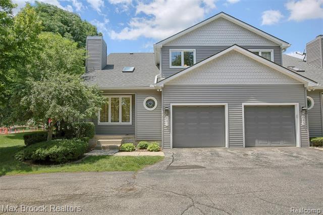 front view picture of 647 S Crooks Rd, Clawson, MI. 48017