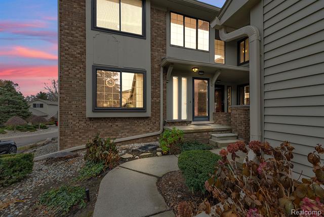 front view picture of 7258 Creeks Bend Ct, West Bloomfield, MI. 48322