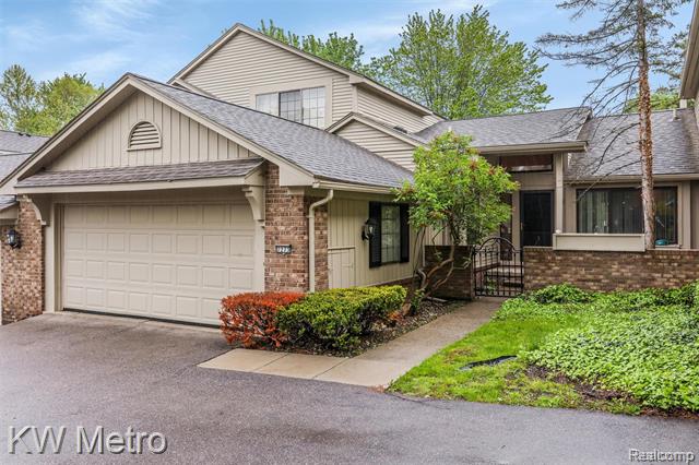 front view picture of 7273 Creeks Bend Ct, West Bloomfield, MI. 48322