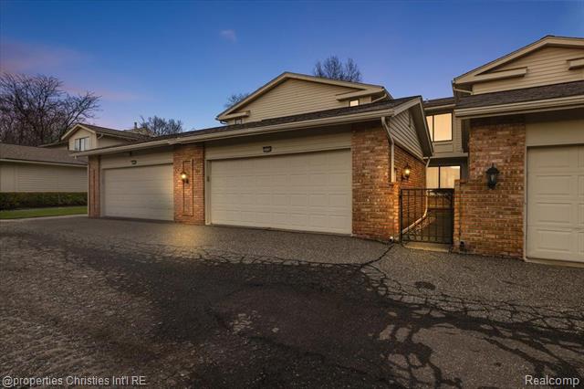 front view picture of 7036 Bridge Way, West Bloomfield, MI. 48322