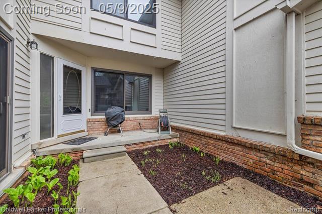 front view picture of 7020 Bridge Way, West Bloomfield, MI. 48322