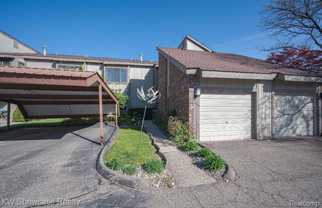 front view picture of 7455 Brynmawr Ct, West Bloomfield, MI. 48322