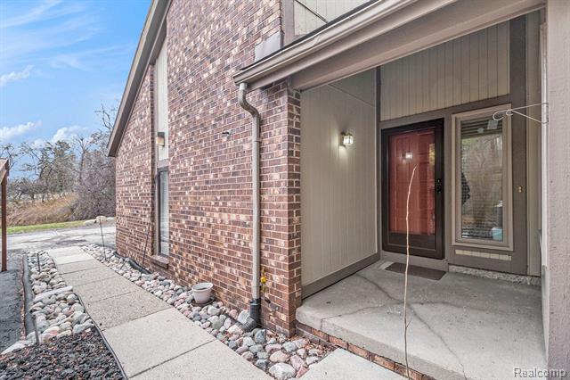front view picture of 7353 Brynmawr Dr, West Bloomfield, MI. 48322
