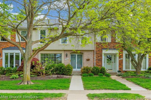 front view picture of 18116 Kinross Ave, Franklin, MI. 48025