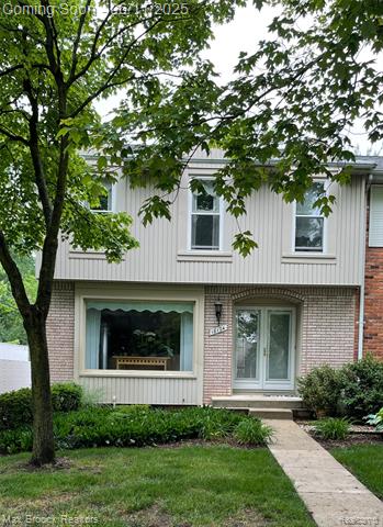 front view picture of 18124 Kinross Ave, Franklin, MI. 48025