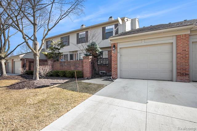 front view picture of 7388 Barrington Ct, West Bloomfield, MI. 48322